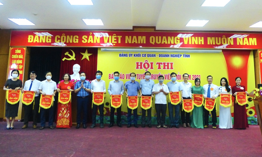 Các đồng chí lãnh đạo Đảng ủy Khối Cơ quan - Doanh nghiệp tỉnh trao cờ lưu niệm cho các tổ chức đảng có thí sinh dự thi