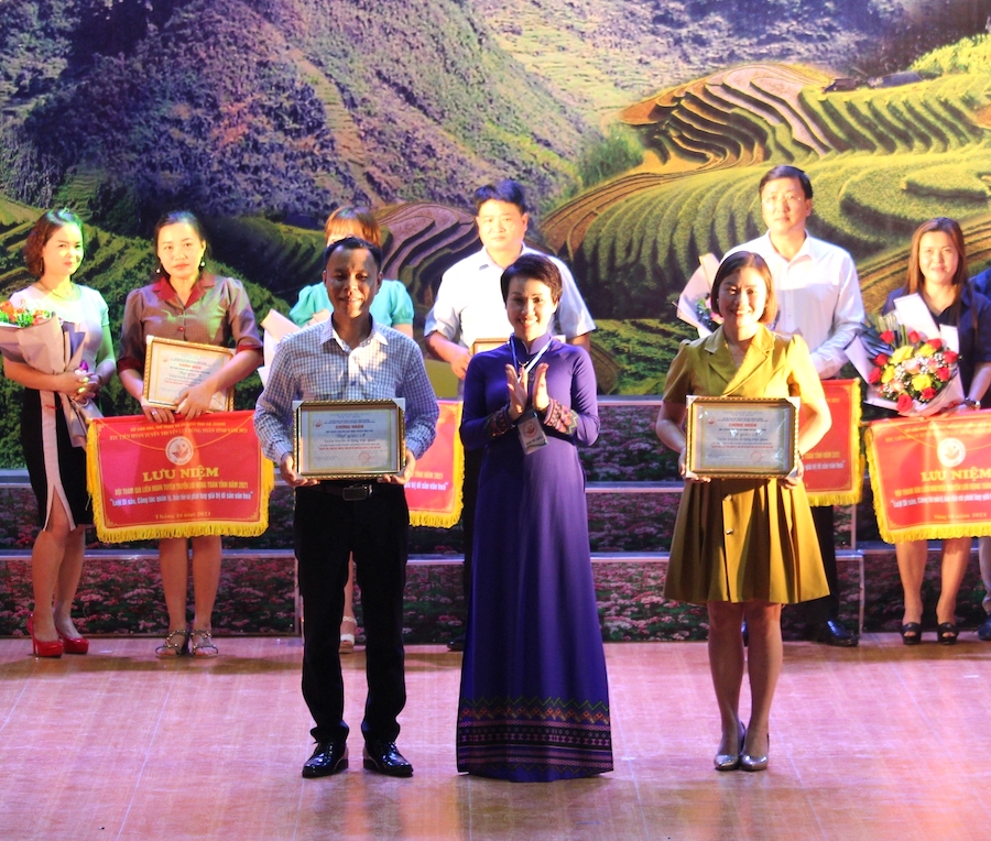 BTC trao giải A Tuyên truyền cổ động trực quan cho 2 đội đoạt giải.