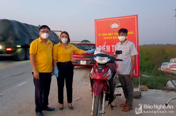 Ủy ban MTTQ huyện Quỳnh Lưu hỗ trợ xe máy cho người dân tỉnh bạn về quê.