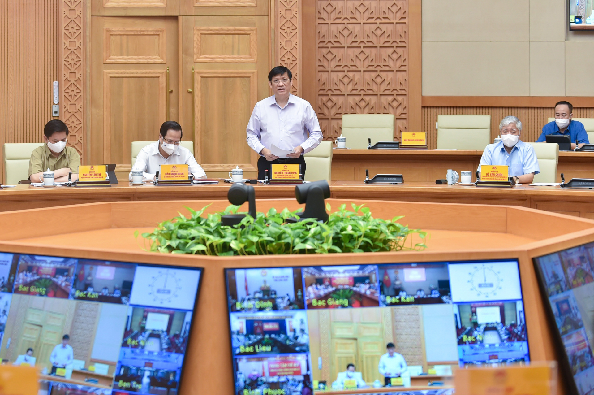 Phát biểu tại cuộc họp, Bộ trưởng Nguyễn Thanh Long cho biết tỷ lệ nhiễm COVID-19 tại TP. Hồ Chí Minh đã giảm rất sâu.