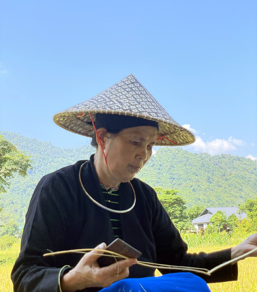 Bà Nguyễn Thị Tra (60 tuổi) đang chẻ tre thành hàng trăm chiếc nan mỏng.