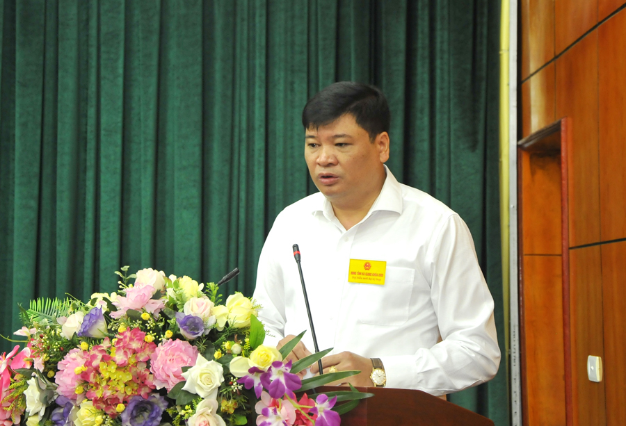 Giám đốc Sở Kế hoạch và Đầu tư Lương Văn Đoàn trình bày các tờ trình của UBND tỉnh.