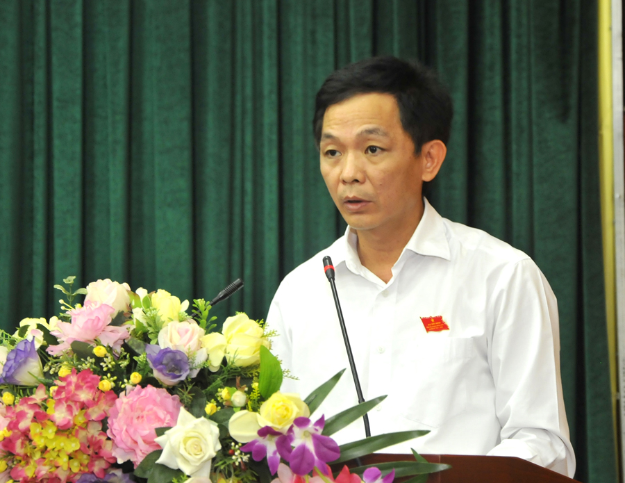 Trưởng Ban Dân tộc HĐND tỉnh Bùi Quang Trí trình bày tờ trình đề nghị ban hành Nghị quyết ban hành Chương trình hoạt động toàn khóa của HĐND tỉnh khóa XVIII, nhiệm kỳ 2021 – 2026.