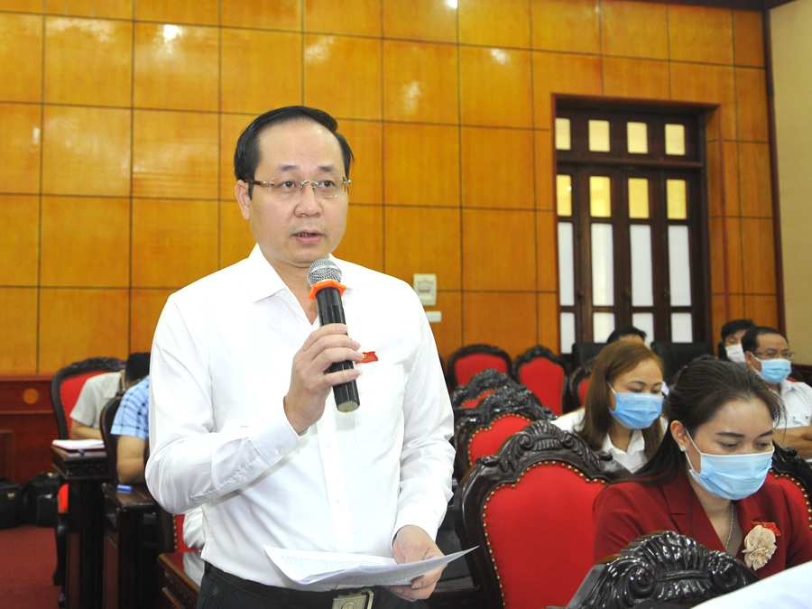 Đại biểu Hà Việt Hưng, Bí thư Huyện ủy Bắc Quang đề nghị cần có sự phân bổ vốn một cách hợp lý. 