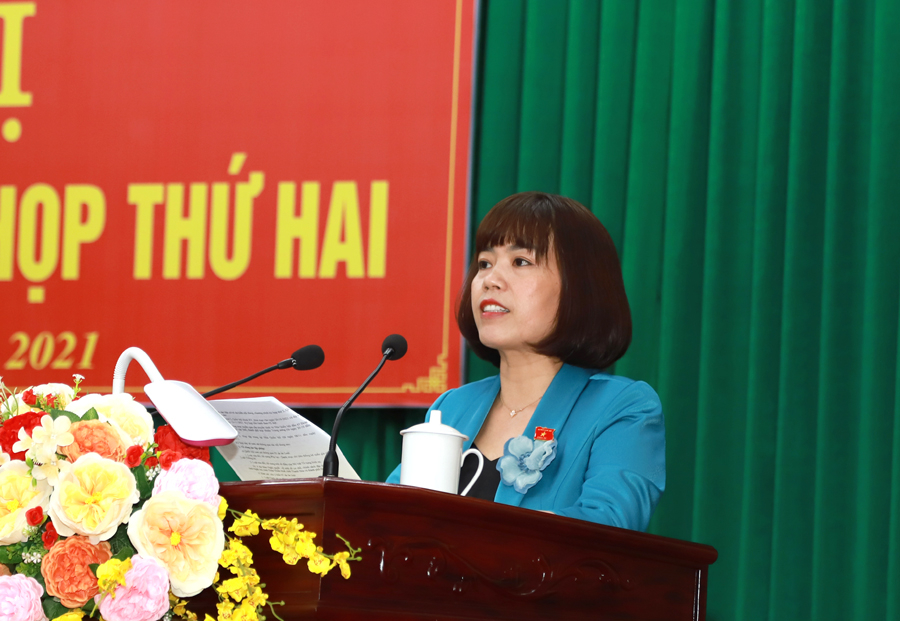 Phó trưởng đoàn chuyên trách Đoàn ĐBQH khóa XV tỉnh Hà Giang Lý Thị Lan báo cáo nội dung chương trình Kỳ họp thứ 2