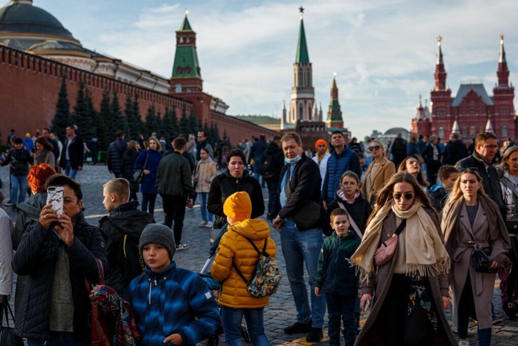 Người dân tụ tập ở Quảng trường Đỏ tại Moskva, Nga, hôm 9/10. 