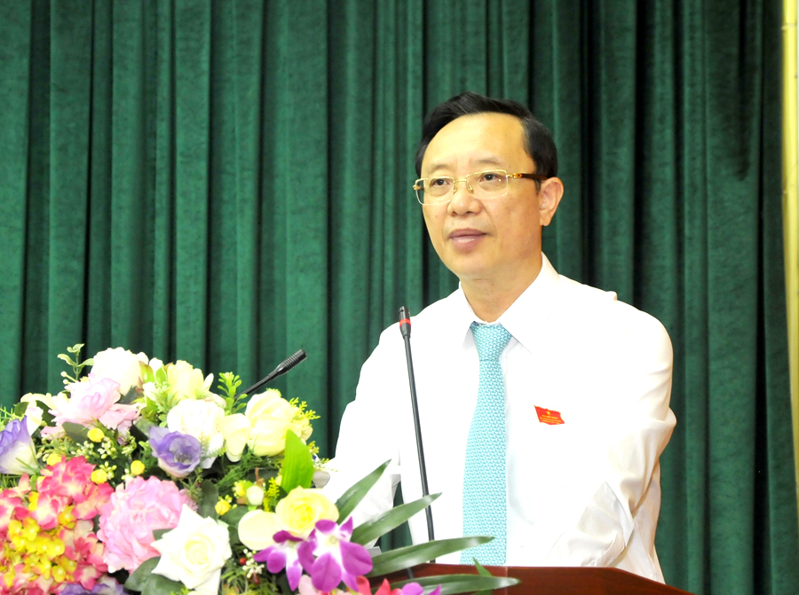 Phó Bí thư Thường trực Tỉnh ủy, Chủ tịch HĐND tỉnh Thào Hồng Sơn phát biểu tại kỳ họp.