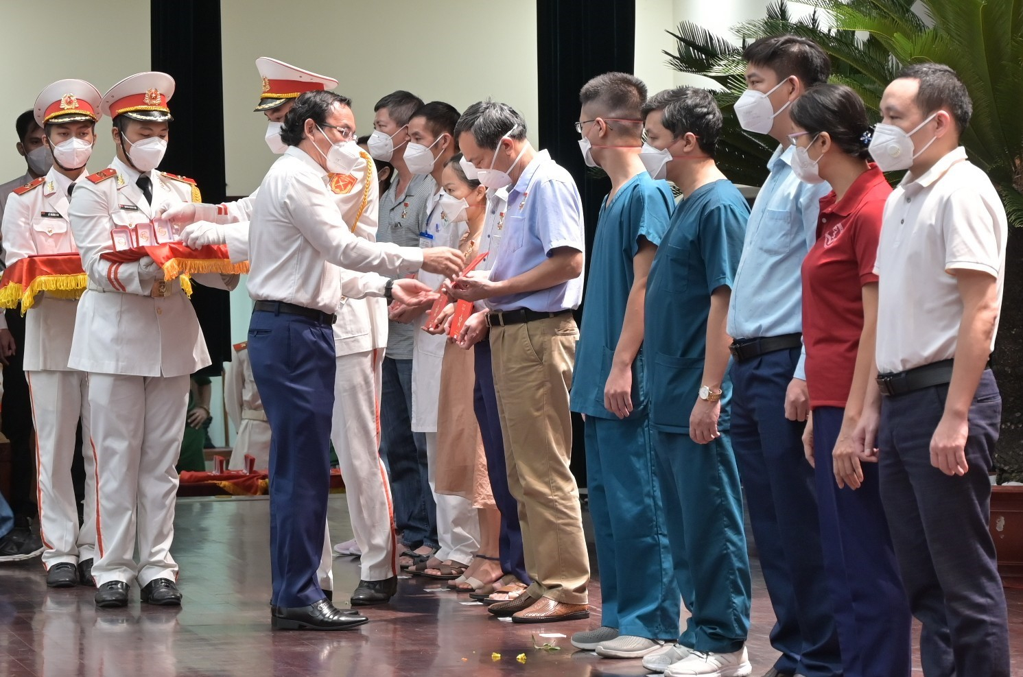 Bí thư Thành ủy TP. Hồ Chí Minh Nguyễn Văn Nên trao Huy hiệu tuyên dương các lực lượng chi viện, hỗ trợ TP chống dịch (Ảnh: Vietnamnet)