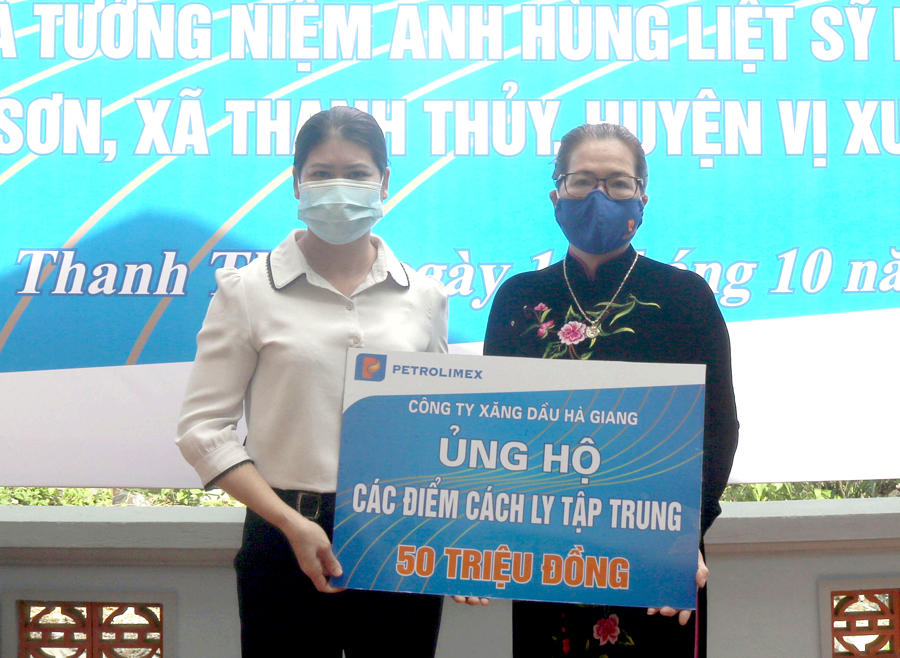 Lãnh đạo Công ty Xăng dầu Hà Giang trao tiền ủng hộ các khu cách ly tập trung phòng, chống dịch Covid-19.
