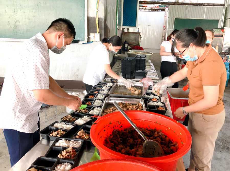 Tổ Công đoàn Phòng Nội vụ Bắc Quang nấu gần 300 suất ăn hỗ trợ người lao động đang cách ly y tế trên địa bàn huyện.