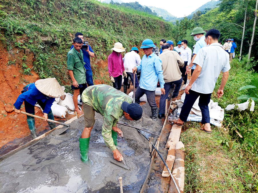 Cán bộ cùng nhân dân xã Nậm Dịch (Hoàng Su Phì) làm đường bê tông nông thôn. 						Ảnh: Tư liệu