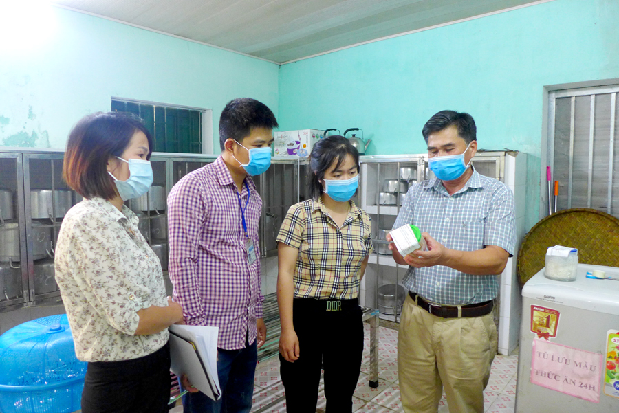 Đoàn kiểm tra liên ngành ATTP kiểm tra việc lưu mẫu thức ăn tại Trường Tiểu học Minh Khai (thành phố Hà Giang). 