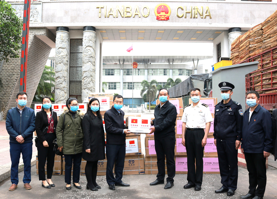 Tỉnh Hà Giang tiếp nhận vật tư y tế do Ủy ban Liên hợp biên giới đất liền Việt Nam – Trung Quốc và châu Văn Sơn, tỉnh Vân Nam trao tặng (tháng 3.2021). 