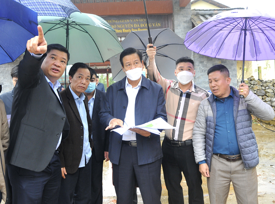 Chủ tịch UBND tỉnh Nguyễn Văn Sơn kiểm tra bản đồ khu vực thực hiện dự án của Công ty Cổ phần dược liệu Bông Sen Vàng.