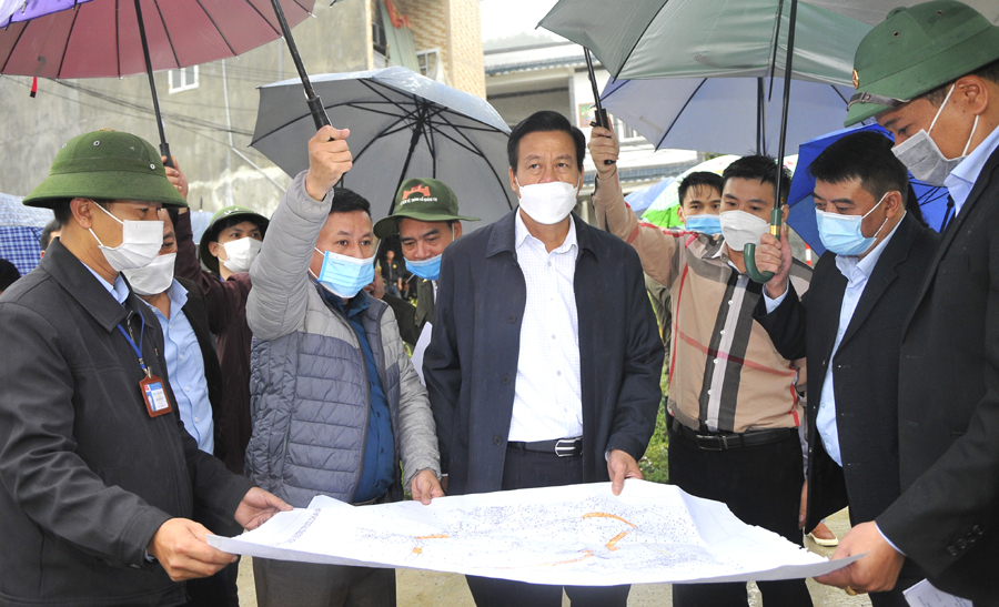 Chủ tịch UBND tỉnh Nguyễn Văn Sơn kiểm tra bản đồ thiết kế xây dựng tuyến đường tại xã Lũng Cú.