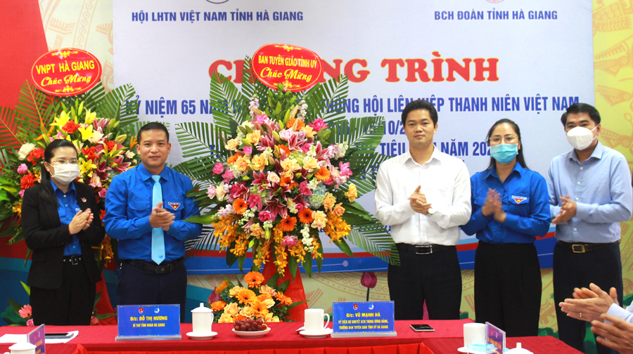 Đồng chí Vũ Mạnh Hà tặng hoa chúc mừng Hội LHTN Việt Nam tỉnh