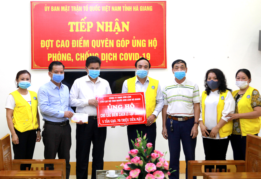 Lãnh đạo Công ty TNHH Sơn Lâm và đại diện Câu lạc bộ Tình người Sơn Lâm trao ủng hộ phòng chống dịch.