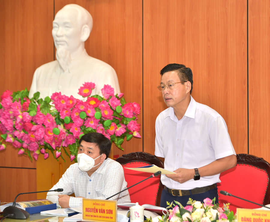 Phó Bí thư Tỉnh ủy, Chủ tịch UBND tỉnh Nguyễn Văn Sơn thảo luận tại phiên họp.