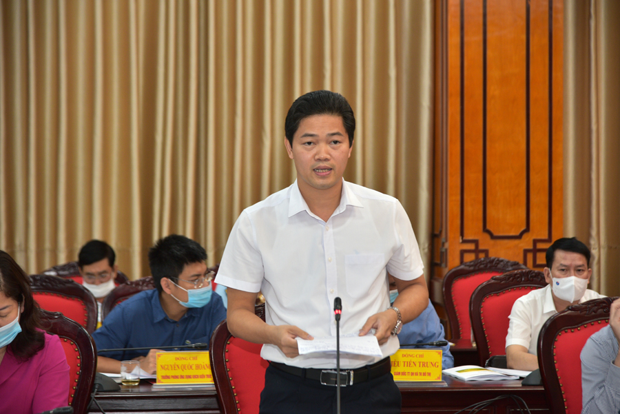 Trưởng ban Tuyên giáo Tỉnh ủy Vũ Mạnh Hà thảo luận tại phiên họp.