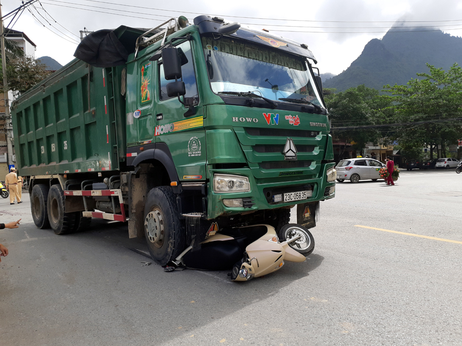 Hiện trường vụ va chạm giữa ô tô tải và xe máy ở đầu cầu mới Yên Biên.