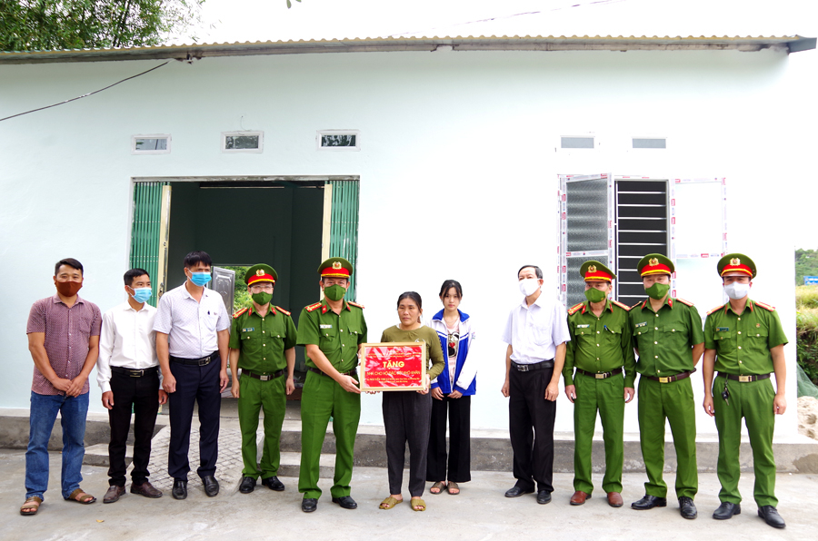 Lãnh đạo Công an tỉnh và cấp ủy, chính quyền địa phương bàn giao nhà ở cho bà Nguyễn Thị Luyên.