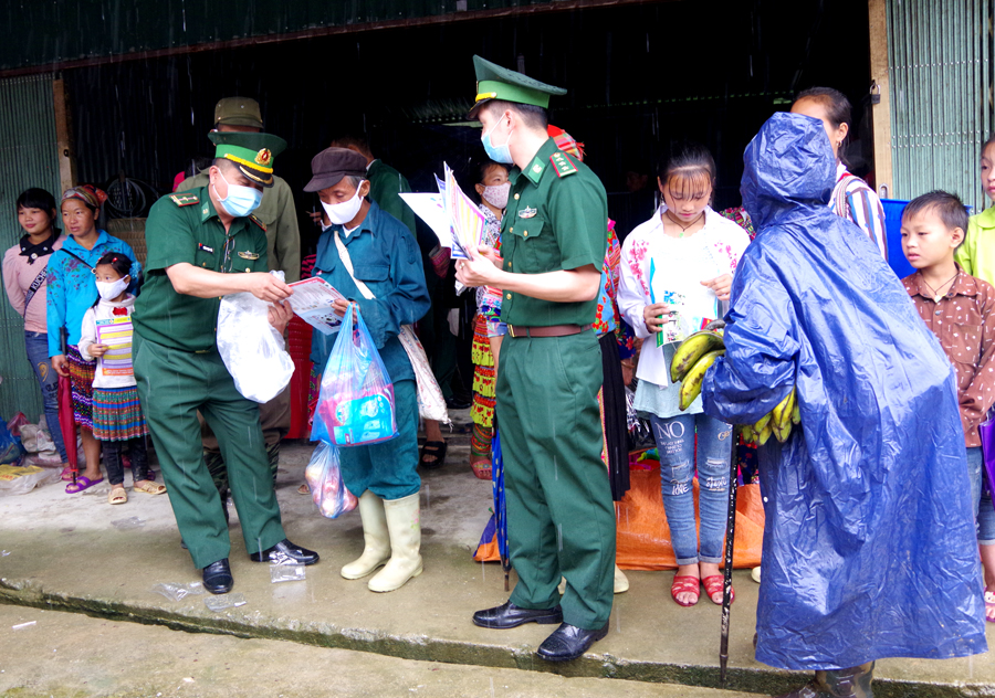 Đồn Biên phòng Cửa khẩu Quốc tế Thanh Thủy phát tờ rơi phòng, chống dịch Covid-19 cho nhân dân xã Lao Chải (Vị Xuyên).