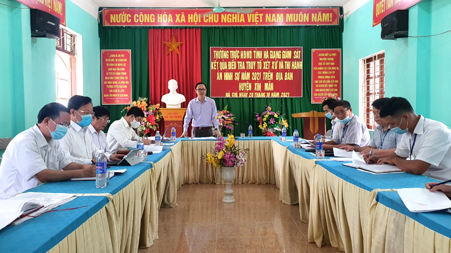 Phó Bí thư Thường trực Tỉnh ủy, Chủ tịch HĐND tỉnh Thào Hồng Sơn kết luận buổi giám sát tại xã Nà Chì.