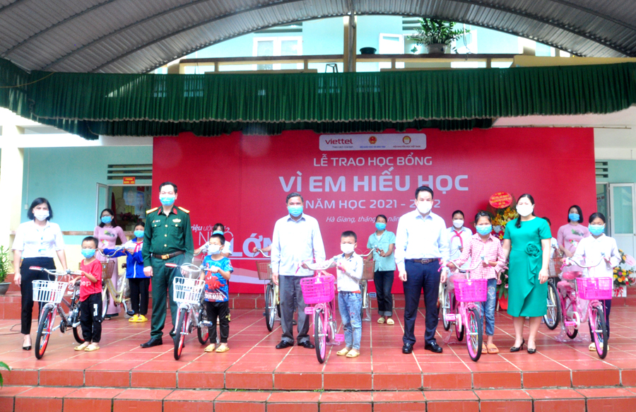 Lãnh đạo Hội Khuyến học tỉnh, Sở GD&ĐT cùng Chi nhánh Viettel Hà Giang tặng xe đạp cho các em học sinh Trường Tiểu học và THCS xã Kim Linh.