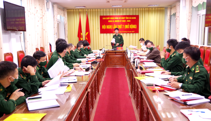 Đại tá Lưu Đức Hùng, Bí thư Đảng ủy, Chính ủy BĐBP tỉnh phát biểu tại hội nghị.