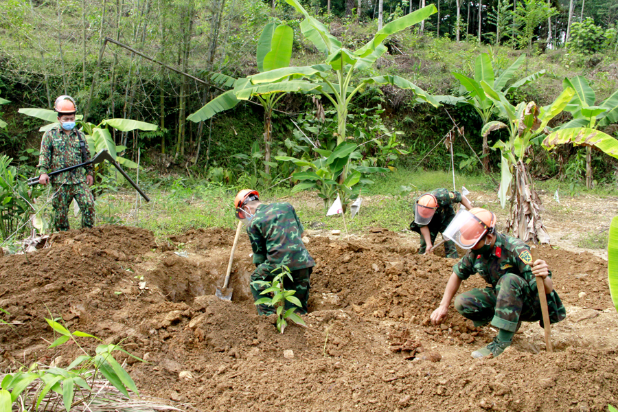 Lực lượng Công binh, Bộ Chỉ huy Quân sự tỉnh không quản ngại khó khăn, vất vả, quyết tâm làm sạch diện tích đất bị 