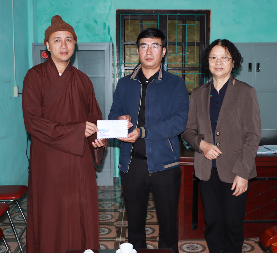 Đại diện UBND xã Sủng Cháng tiếp nhận 30 triệu đồng do Đoàn từ thiện Bắc Ninh trao tặng.