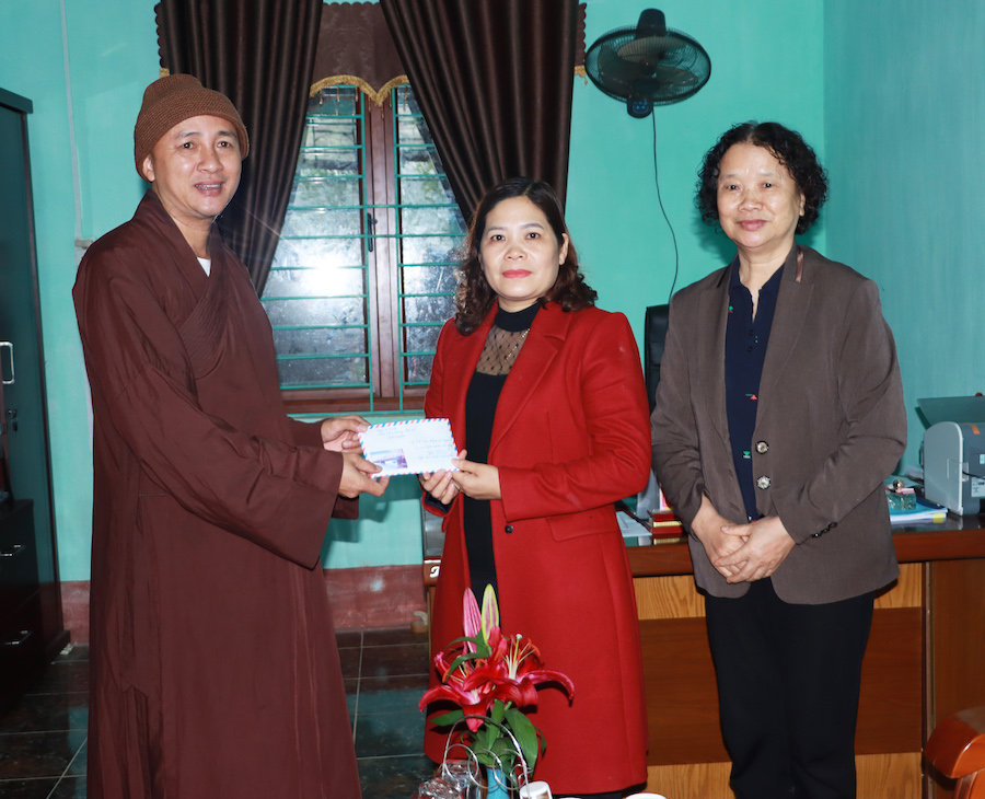 Đoàn từ thiện Bắc Ninh tặng 50 triệu đồng cho xã Ngam La để hỗ trợ làm đường bê tông cho người dân thôn Pờ Chừ Lủng.