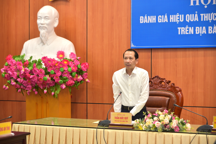 Phó Chủ tịch UBND tỉnh Trần Đức Quý thảo luận tại hội nghị.