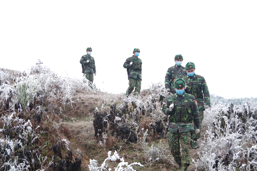Cán bộ, chiến sĩ Biên phòng tuần tra tại khu vực Xín Phìn Chư, Mỏ Phàng, xã Thượng Phùng (Mèo Vạc). (Tháng 1.2021) 											Ảnh: HÀ LINH