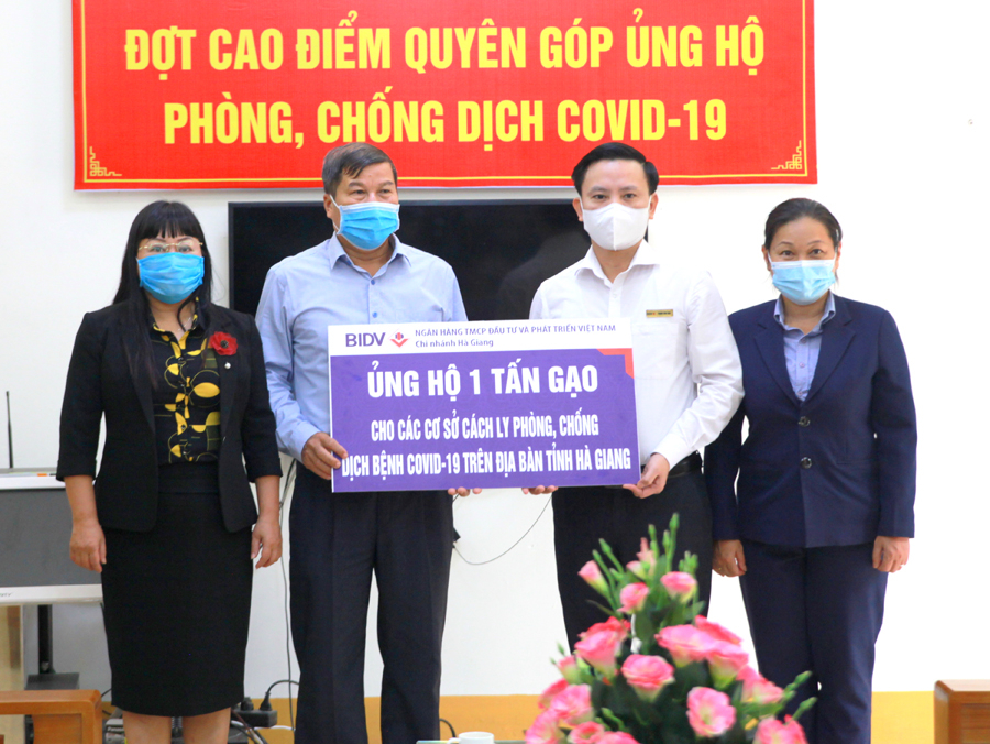 Ngân hàng BIDV Chi nhánh Hà Giang ủng hộ 1 tấn gạo cho các điểm cách ly tập trung.