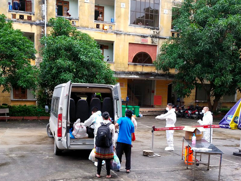 Lực lượng y tế Tp Hà Giang đón các công dân từ miền Nam về khu cách ly Trường Chính trị tỉnh cũ