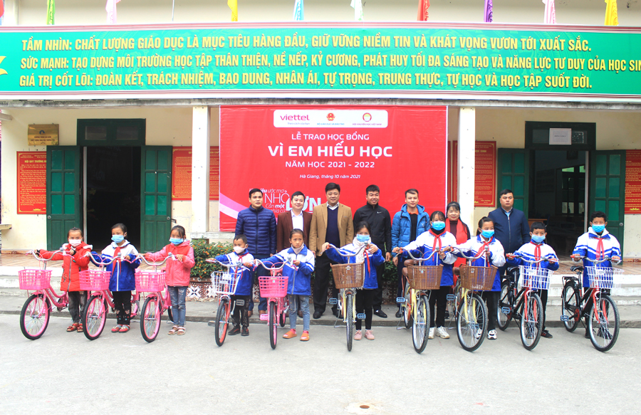 Lãnh đạo huyện Mèo Vạc và Viettel Hà Giang trao xe đạp cho học sinh nghèo hiếu học huyện Mèo Vạc.