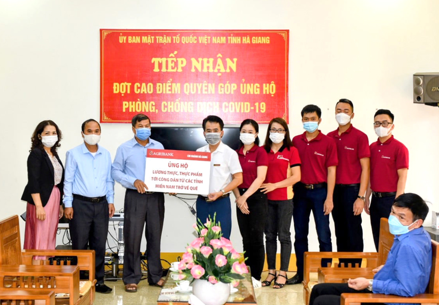 Lãnh đạo Agribank Hà Giang trao quà hỗ trợ cho các khu cách ly tập trung của tỉnh.
