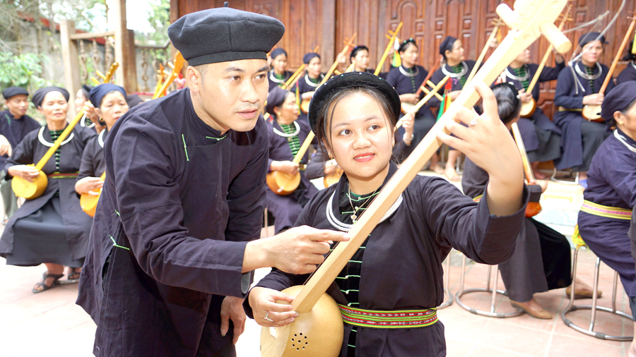 Nghệ nhân Nguyễn Xuân Hữu truyền dạy hát Then cho học viên