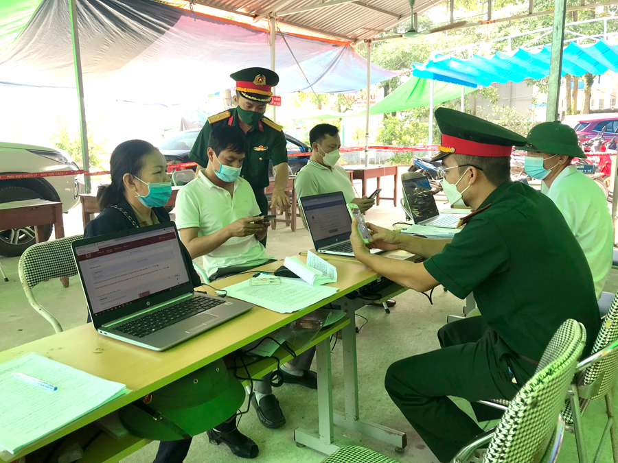 Hướng dẫn người dân khai báo y tế trên điện thoại tại Chốt kiểm soát dịch cầu Trì (Bắc Quang).