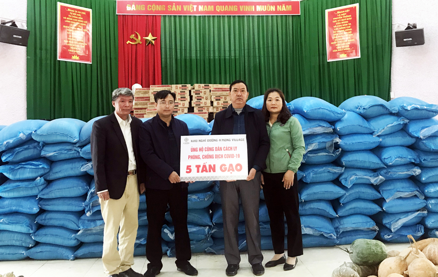 Đại diện Ủy ban MTTQ huyện Quản Bạ tiếp nhận gạo ủng hộ của Khu du lịch sinh thái H’Mông Village.