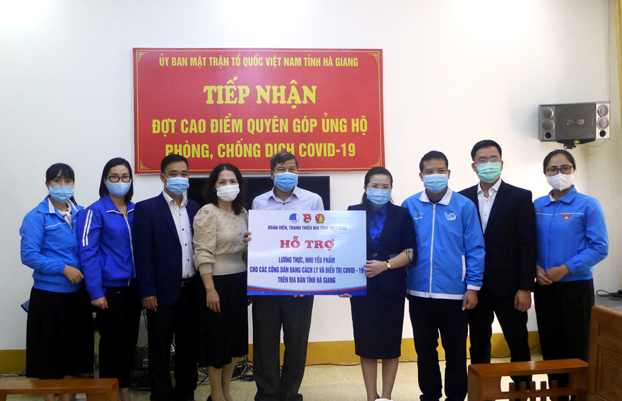 Tỉnh đoàn Hà Giang ủng hộ lương thực, nhu yếu phẩm cho công tác phòng, chống dịch