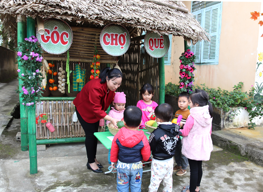 Góc chợ quê của cô, trò Trường Mầm non Vĩnh Phúc (Bắc Quang) góp phần kích thích sự phát triển ngôn ngữ tiếng Việt cho trẻ em người dân tộc thiểu số.