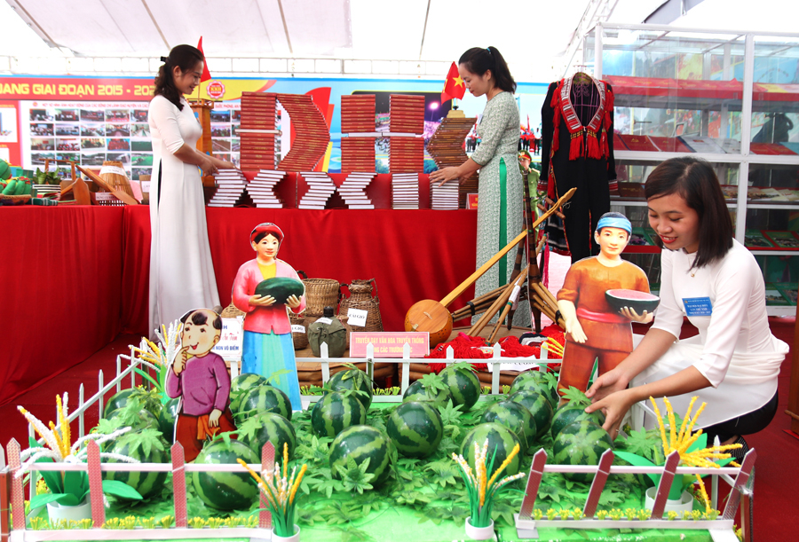 Mô hình “Sự tích dưa hấu Mai An Tiêm” của Trường Mầm non Vô Điếm (Bắc Quang)  được trưng bày, giới thiệu tại Đại hội Đảng bộ huyện Bắc Quang, nhiệm kỳ 2020 – 2025.