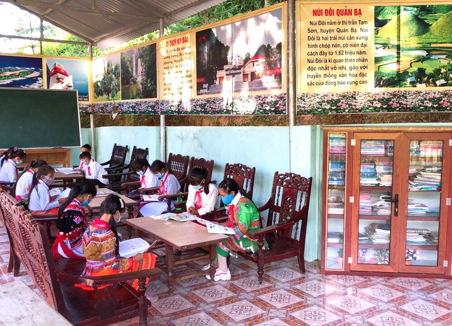 Học sinh Trường PTDTBTTH&THCS Lao Chải, xã Lao Chải (Vị Xuyên) đọc sách tại thư viện xanh.
