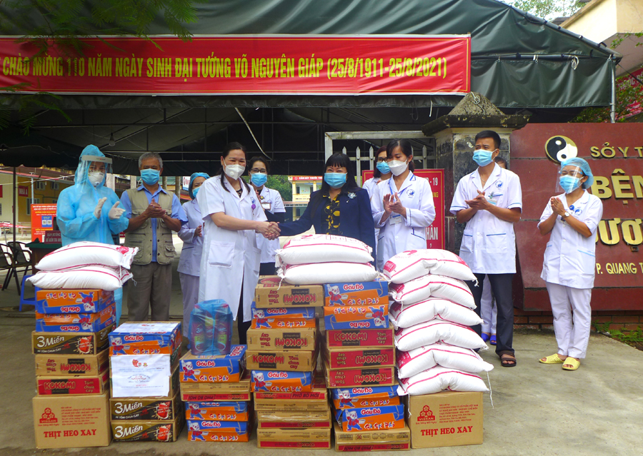 Uỷ ban MTTQ tỉnh trao lương thực, thực phẩm ủng hộ cho Bệnh viện Y học cổ truyền