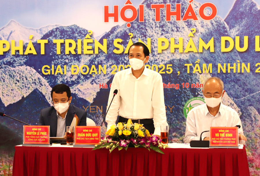 Các đồng chí lãnh đạo Tổng cục Du lịch, Hiệp hội Du lịch Việt Nam và lãnh đạo tỉnh điều hành hội thảo.
