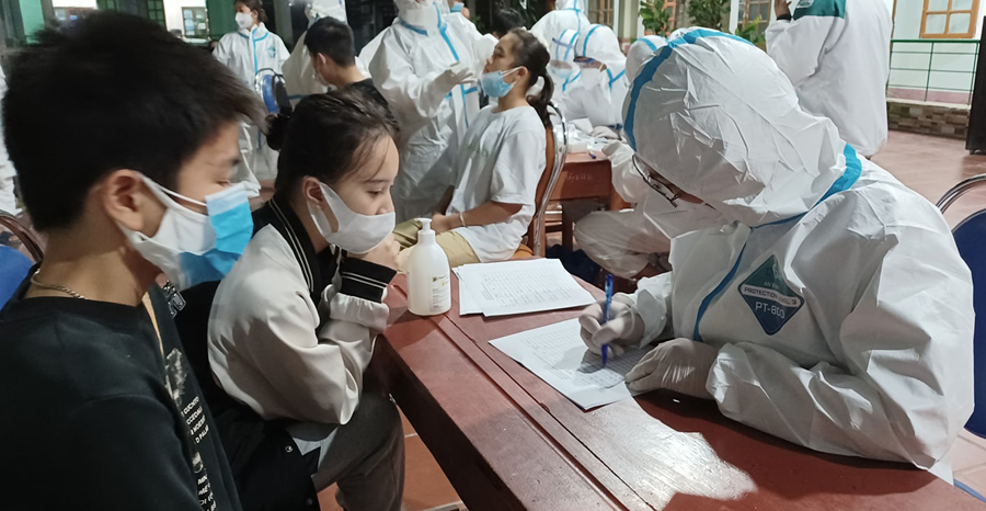 Nhân viên y tế lấy mẫu test nhanh tại trường THCS Lê Lợi tối ngày 28.10. Ảnh: Lê Mạnh