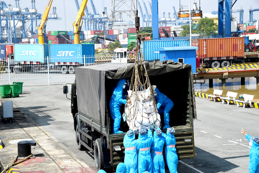 Vận chuyển hàng hỗ trợ vùng dịch ở Thành phố Hồ Chí Minh.             Ảnh: Minh Thắng (Ban Dân vận Vùng 2 Hải quân)