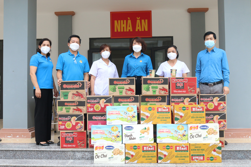  Lãnh đạo LĐLĐ tỉnh và đoàn công tác trao mì tôm, sữa cho các cán bộ y tế tại khu lưu trú học sinh Trường THPT Chuyên tỉnh.